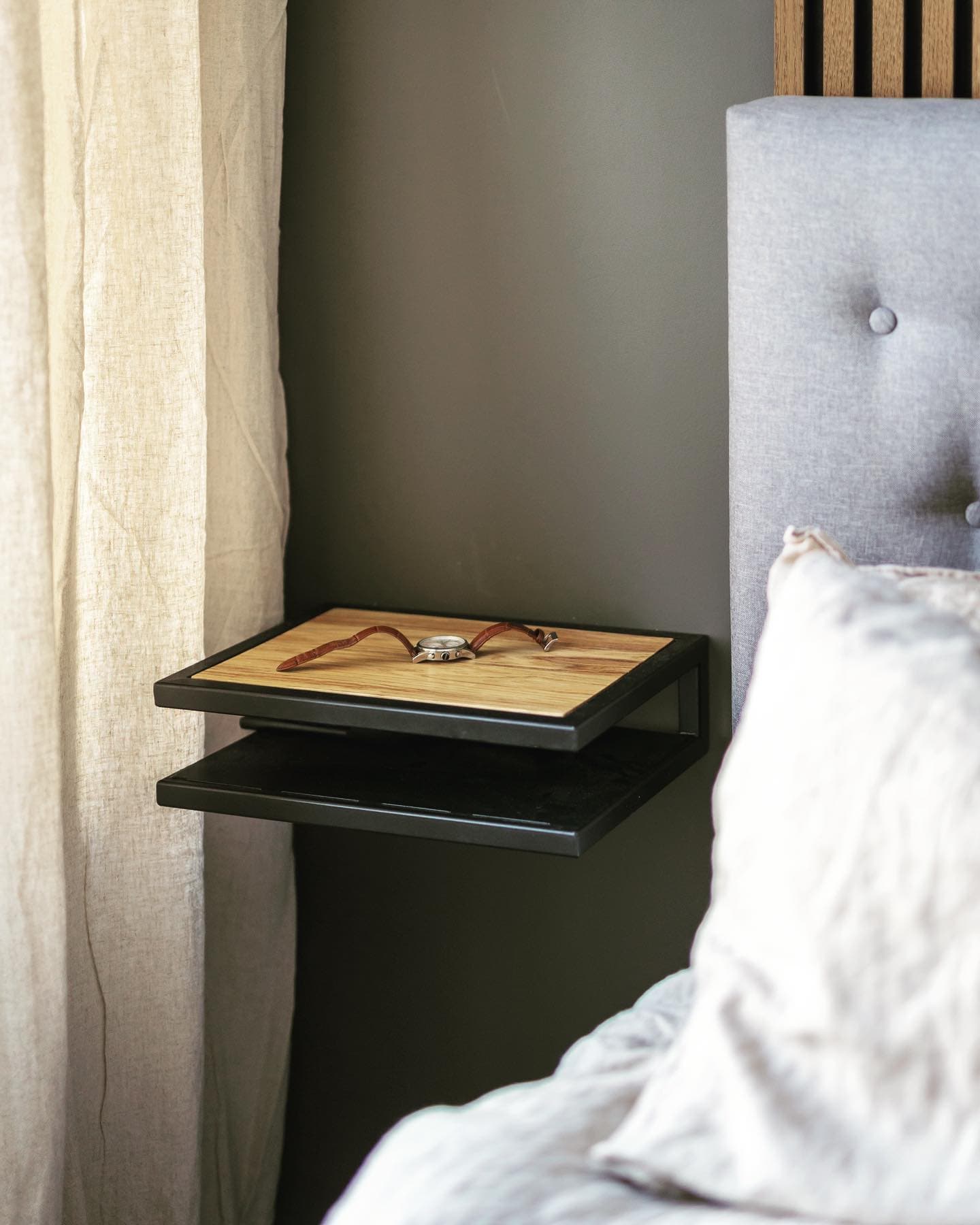 Måttbeställda sängbord.