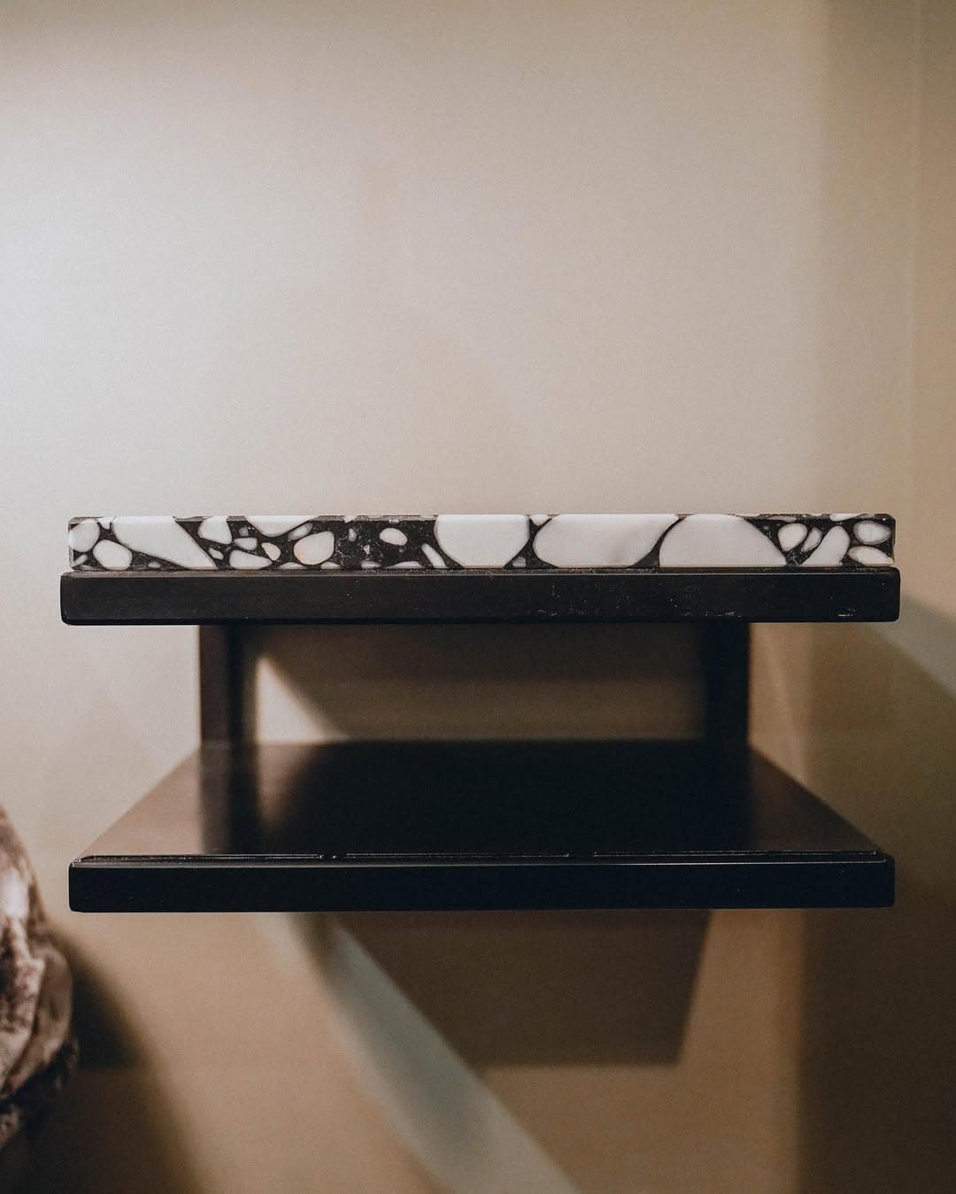 Sängbord med valfri bordsskiva: trä, betong eller terrazzo.