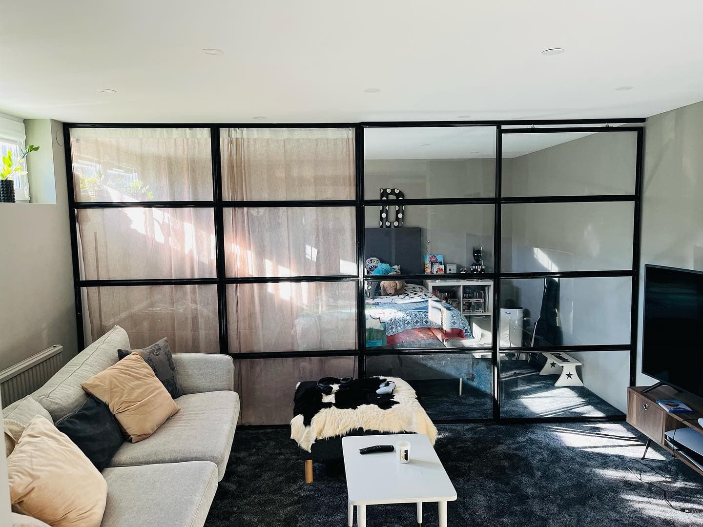 Glasvägg med skjutdörr