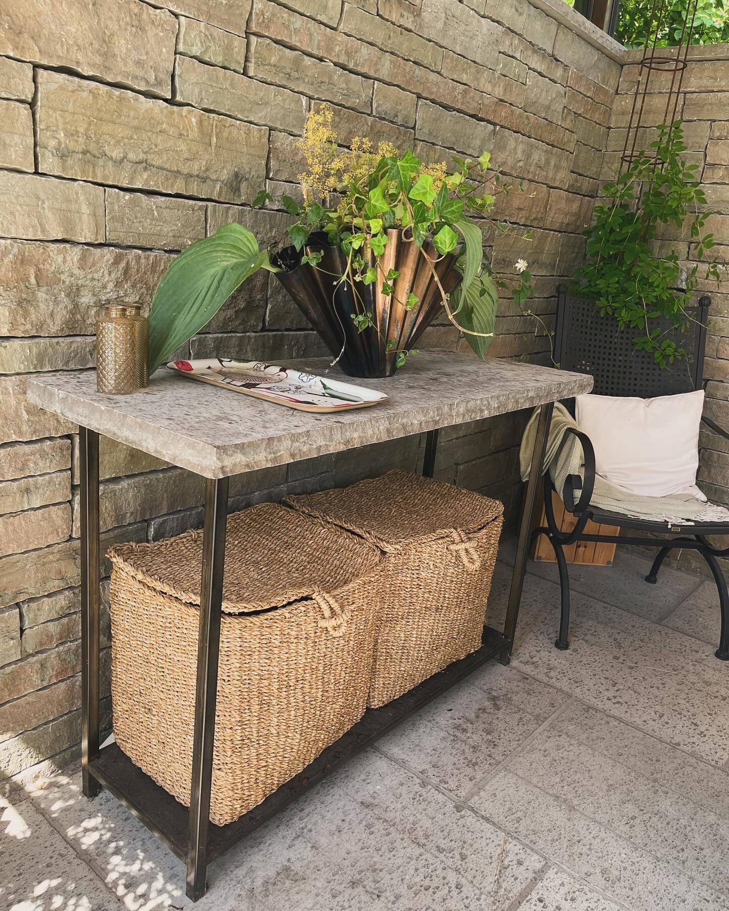 Sideboard med kalksten.