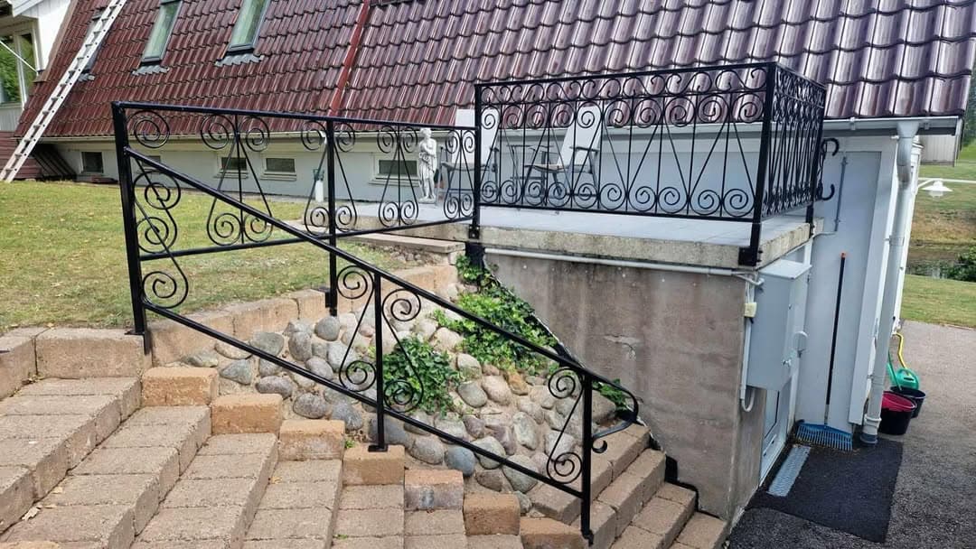 Nyrenoverat/lagat gammalt räcke.