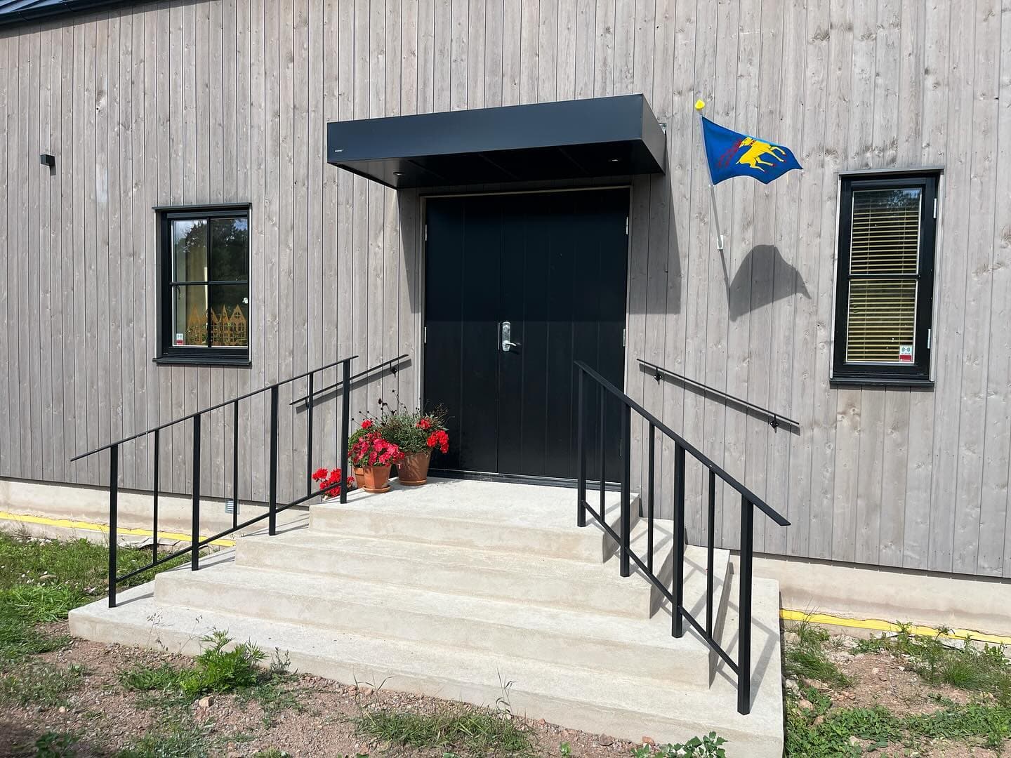 Entréräcken och väggmonterade handledare.